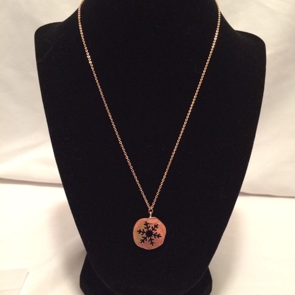 NWT Gold Snowflake Cutout Necklace - Picture 5 of 7